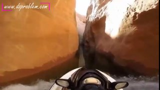 Du Jet Ski à grande vitesse dans un Canyon étroit