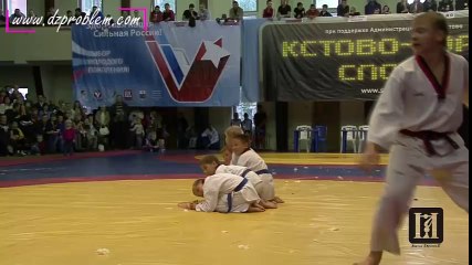 Éclater un ballon avec un coup de pied sauté