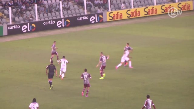Humilhou! Robinho dá linda caneta em bela trama do Santos