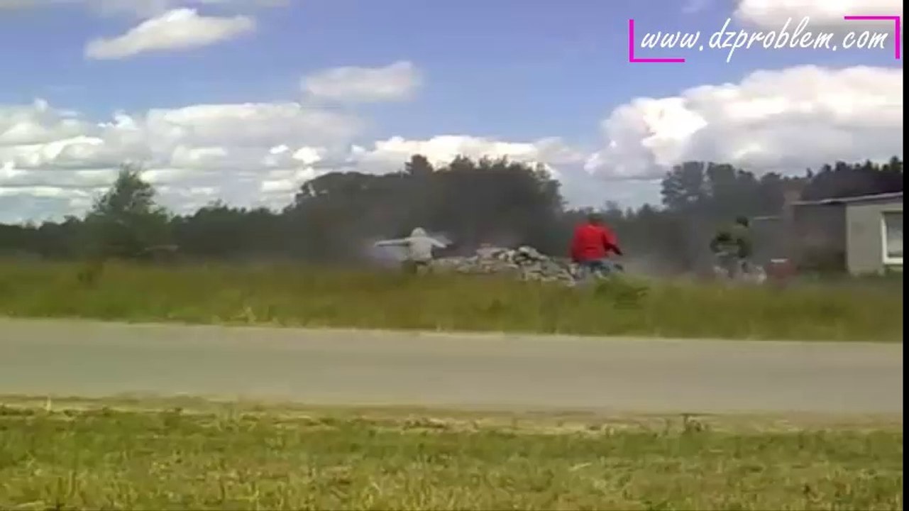 Une voiture de rallye fait un strike