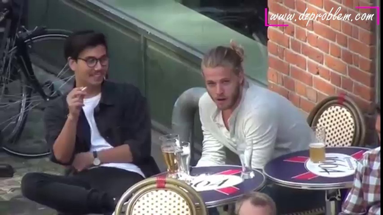 Une fille se promène seins nus dans les rues de Copenhague