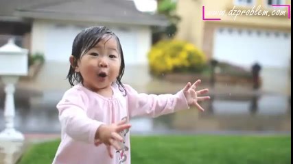 Une petite fille découvre la pluie