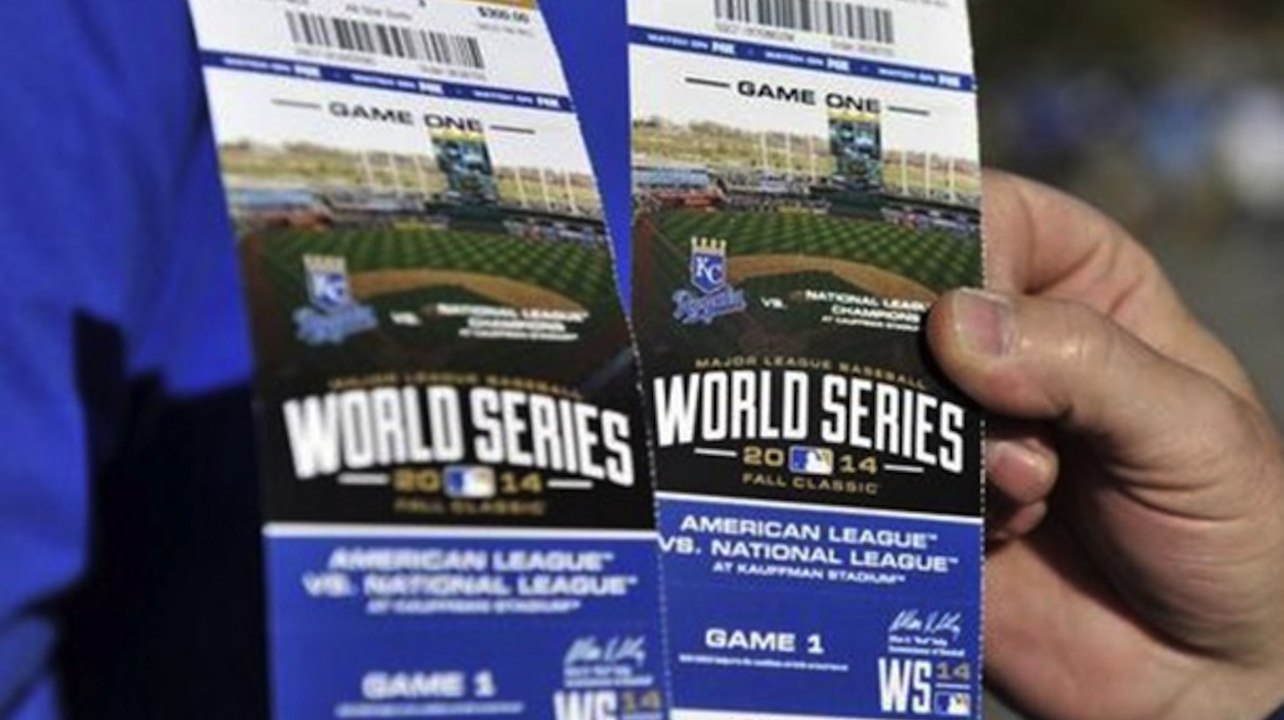 Royals Pitcher Wade Davis’ Wife Tips Server with World Series Tickets