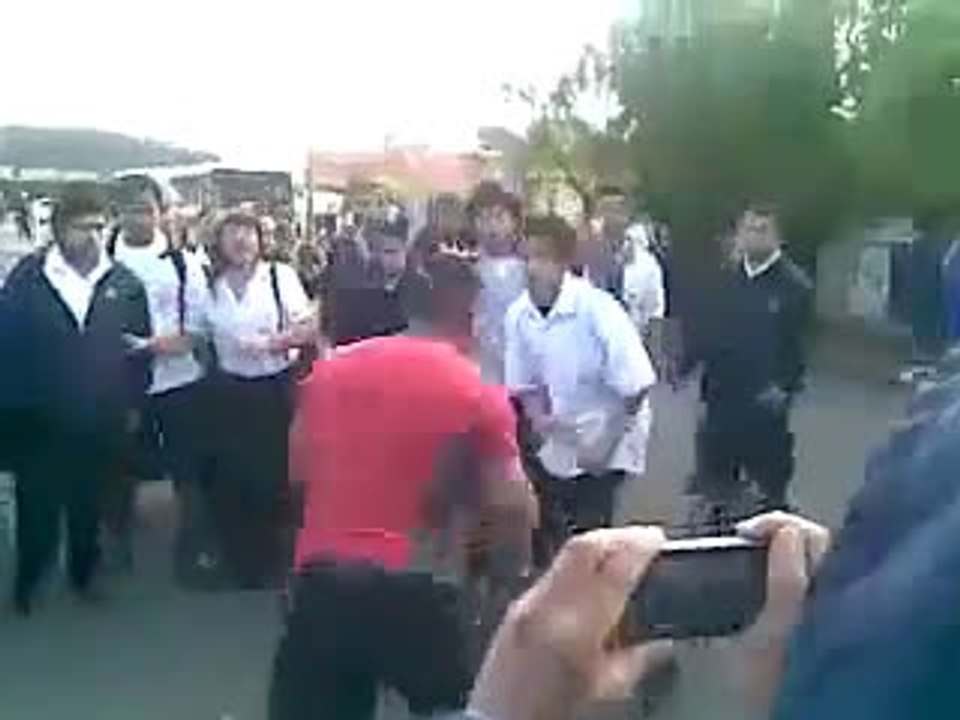 Baston après les cours ! Sa tape à la mike tyson !