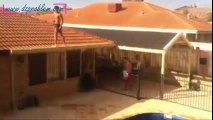 Backflip dans une piscine depuis le toit d'une maison