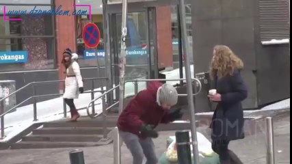 Blague - La langue collée sur un poteau gelé