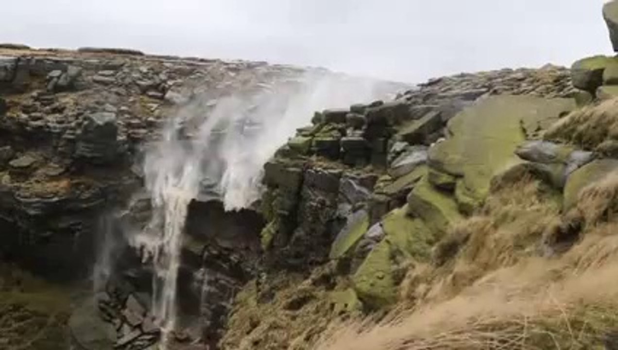 Une chute d'eau inversée par le vent