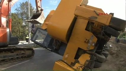 Barbaros Bulvarında Vinç Otomobilin Üzerine Devrildi, Yol Kapandı
