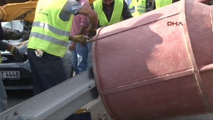 Barbaros Bulvarında Vinç Otomobilin Üzerine Devrildi, Yol Kapandı