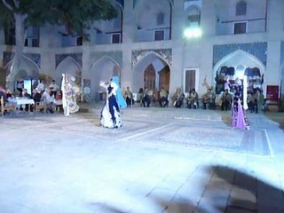 Danses à Bukhara et présentation des musiciens avant le défilé de mode