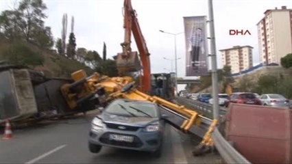 Barbaros Bulvarında Vinç Otomobilin Üzerine Devrildi, Yol Kapandı