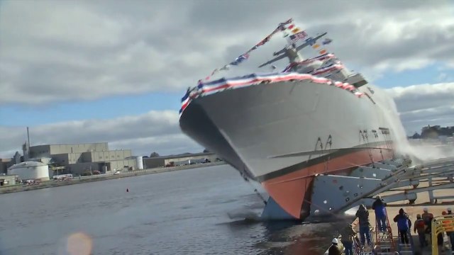 Mise à l'eau d'un navire de combat : Impressionnant!