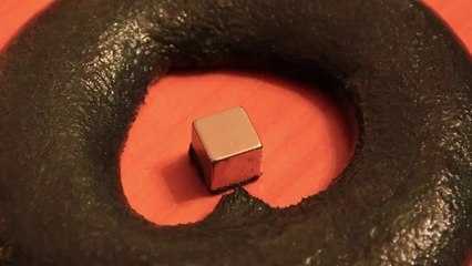 Manyetik Macunun Şekil Değiştirmesini Ağır Çekimde İzliyoruz...