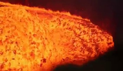 Yanardağa En Yakın Mesafede Duran Adam