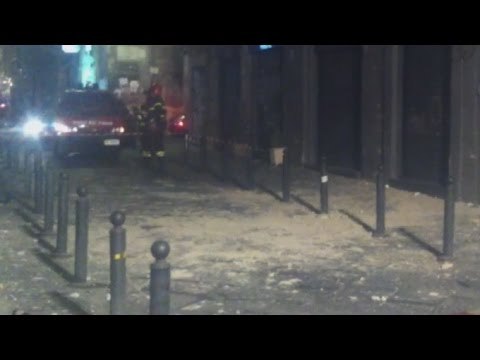 Napoli - Cadono calcinacci in Via dei Tribunali (23.10.14)