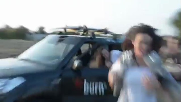 Des filles qui dansent et un avion qui arrive pour faire ça