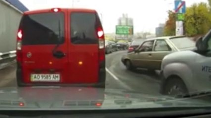 Fallait pas l'énerver dans sa voiture...