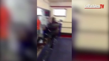 Un sénior donne une leçon de boxe à un jeune homme