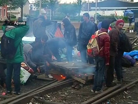 Мигранты атакуют грузовики в порту Кале