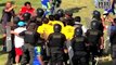 Un entraîneur de FOOT vient cogner l'arbitre su match. Vive le sport au Perou!