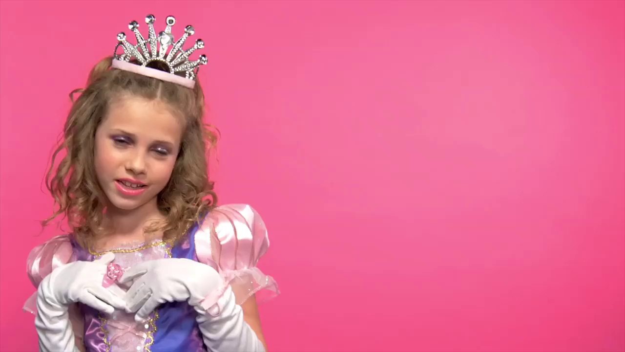 Des petites princesses disent F*CK pour une Campagne féministe!