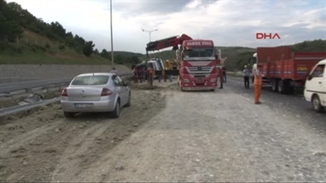 Göktürk'te Hafriyat Kamyonu Bariyerleri Parçaladı