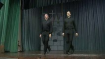 Deux prêtres virtuoses de la danse à claquettes