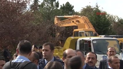 Validebağ?ın Yanındaki Alanda Bulunan Ağaçlar Sökülüyor