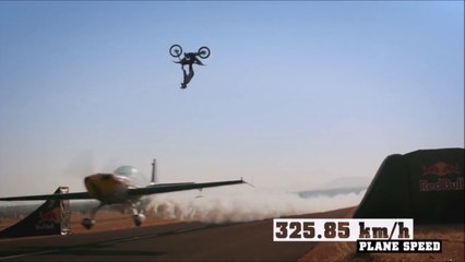 Il réalise un backflip au dessus d'un avion volant à plus de 325 km/h