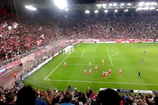 Οι πανηγυρισμοί στο Γεώργιος Καραϊσκάκης μετά το 1-0