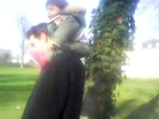 Nina sur les épaules de son papa