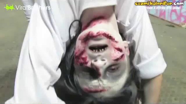 İçine Şeytan Kaçmış Kız Şakası