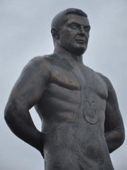 Yaşar Doğu'nun Heykeli Tartışma Yarattı