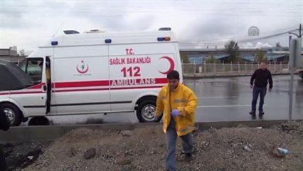 Zonguldak'ta Yerde Yatan Yaralıyı Yağmurdan Şemsiyeyle Korudular