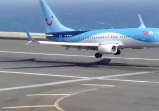 Plane's Rocky Descent in Strong Winds Alarms Onlookers
