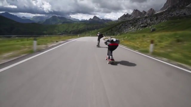 Descente extrême en skate dans les Alpes