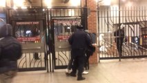 Un policier de la NYPD frappe un homme au sol sans savoir que c'est un policier en civil!