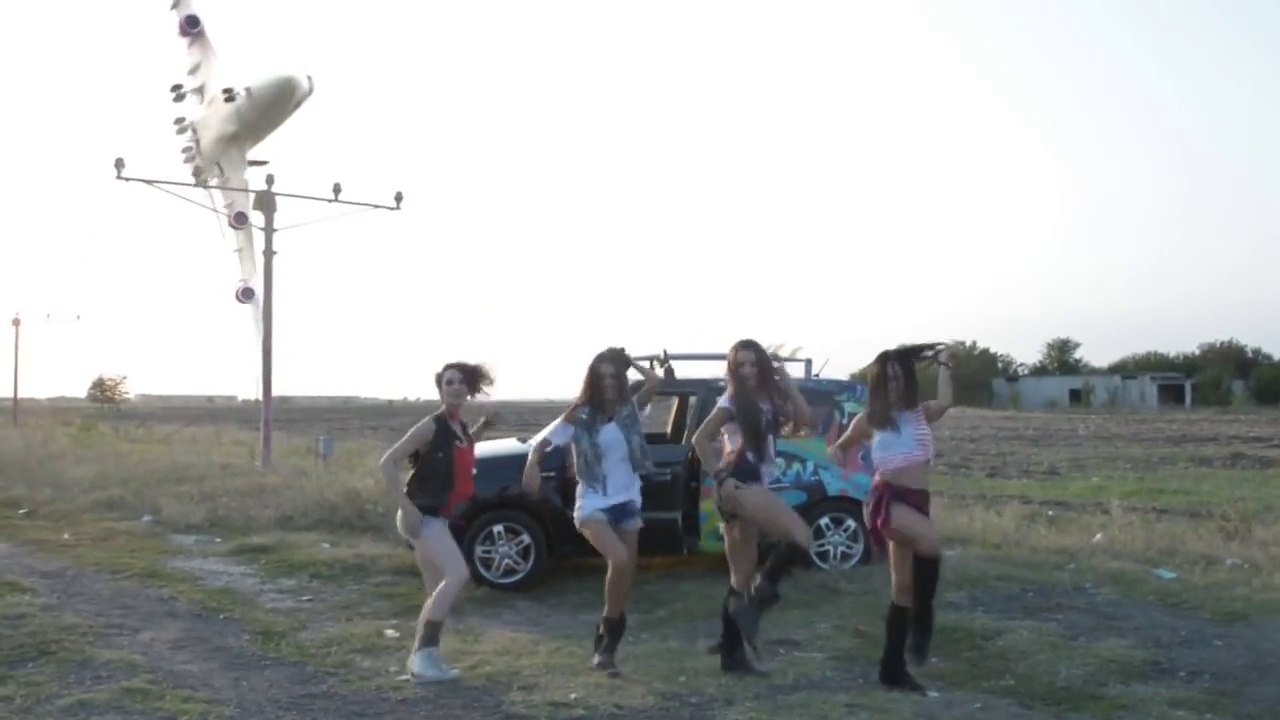 Un avion de ligne fait un looping au dessus de danseuses avant d'atterrir