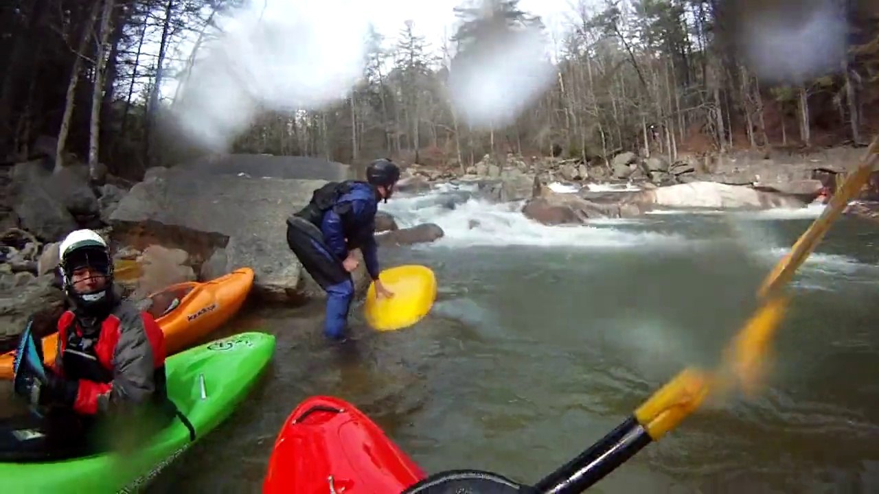 Kayakiste coincé sous l'eau sauvé de la noyade de justesse!