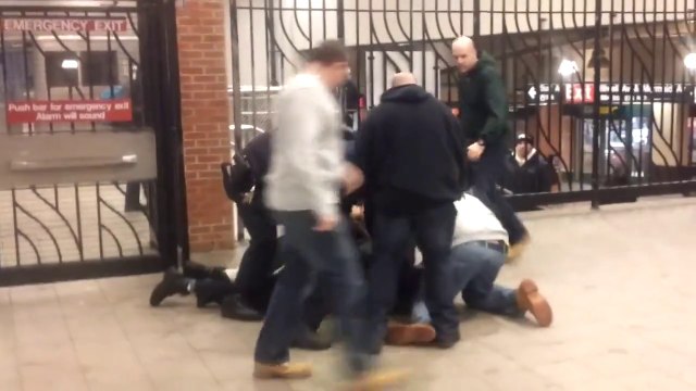 Un policier donne un coup de pompe dans la tête d'un collègue par erreur