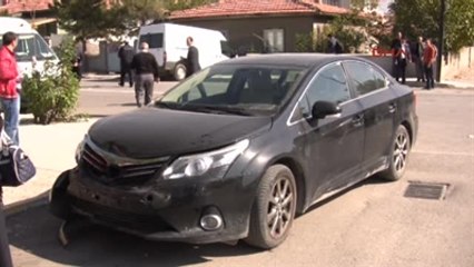 Otomobilin Çarptığı Minibüs Bahçe Duvarından İçeri Girdi