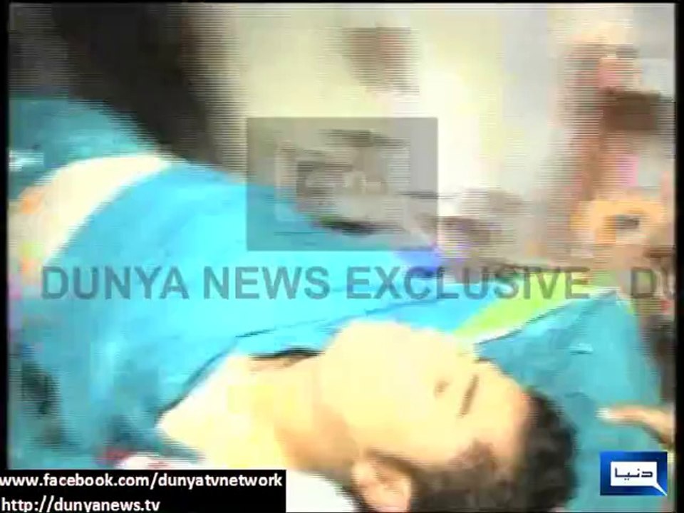 Dunya News - 2 fall unconscious during PTI rally in Gujrat due to suffocation