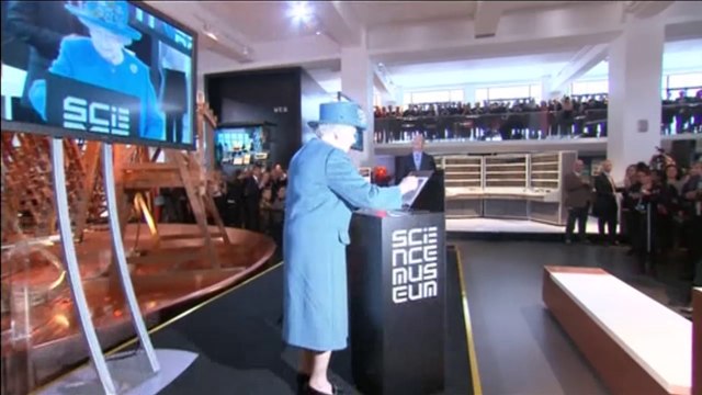 Top Flop : Elizabeth II envoie son premier tweet / Marylise Lebranchu piégée par Le Gorafi