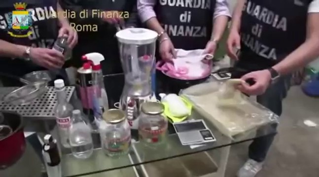 Roma - scoperta una raffineria di cocaina, quattro arresti della GdF