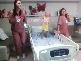 Lösemili bebek ile dans eden hemşireler