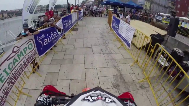 Caméra embarquée sur une Course d'Enduro extrême en pleine ville - Porto. Dingue...