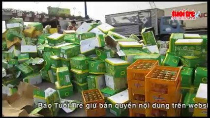 Xe tải chở hàng trăm thùng nước ngọt lật trên đường