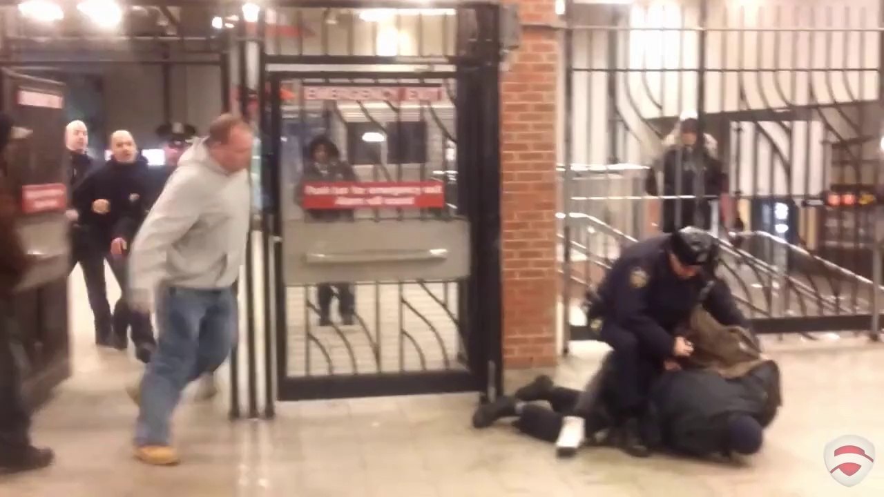 Un policier donne un coup pied dans la tête de son collègue par erreur (New York)