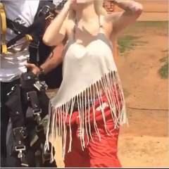 Clarinha apos ter saltado de ParaQuedas