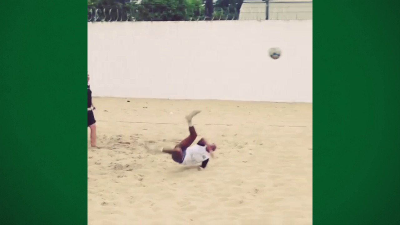 Isso sim que é pedalar! Robinho manda bicicleta em futevôlei